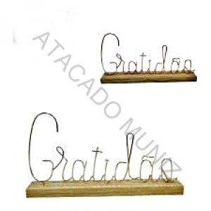 ENFEITE DECORATIVO GRATIDAO DE METAL METALIZADO COM BASE DE MADEIRA